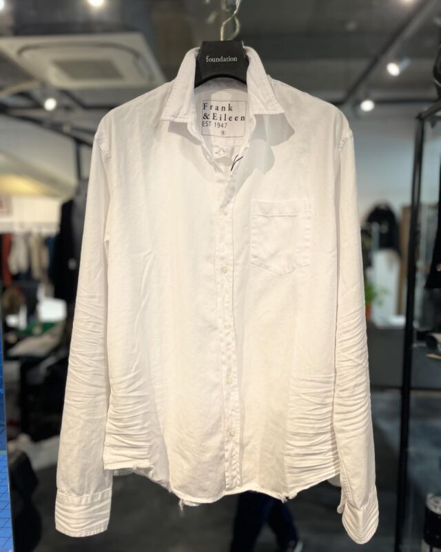 Frank＆Eileen🩵メンズ

Luke Indigo Washed White Denim Shirt
¥47,300

色柄のバリエーションの豊富さに定評があり、アイロン要らずで洗いざらしのまま着られる扱いやすさが、新たな定番シャツとして世界中で愛されています。

カジュアルに着るなら欠かせない人気の定番シャツ「 LUKE 」。

胸ポケットのあるデザインで着丈が少し短く、シャツアウトしてもこなれて見えるのが特徴です。

ホワイトデニムのダメージ加工になります。
秀逸な一枚かと思います。👌😊

Thank you for shopping with me❣️

#sasebo #nagasaki
#佐世保 #長崎
#佐世保服屋 #selectshop
#アールサセボ #rsasebo
#服 #ファッション #fashion
#レディース #メンズ#y-3
#おしゃれ #オシャレ #コーディネート
#佐世保セレクトショップ#redcard
#herno #tatras#pellicosunny
 #saintjames  #threedots
#emmeti  #tagliatore
#pt01 #mizuiroind#redcard
#2024#marcourt

〒857-0805
  長崎県佐世保市光月町1-18-1F
  R sasebo  tel 0956-59-7288

Mail  r-sasebo@remix-group.com