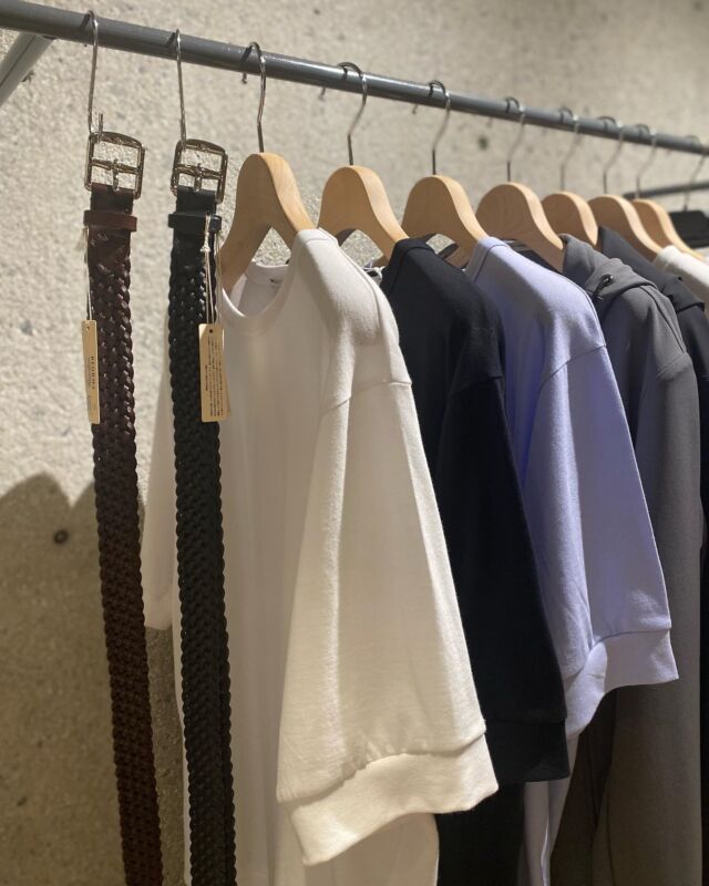 ◀︎anticipo▶︎

これから迷ったらコレ🎶頼りになるアンティーチポのカットソーが到着です✨

ネッビオーロシリーズ❤︎大人の差し色として、清涼感ありのパープル🎶夏の差し色に最適なカラー◎

持っておきたいホワイト&ブラックは、サイズが揃っている時がオススメです😆

#anticipo
#アンティーチポ
#大人のためのTシャツ
#Tシャツ
#イタリア
#メンズコーデ

リブ有りの丈が絶妙な長さを生み出す。羽織りのインナーには、1枚持っておきたいマストなアイテム◎

NEBBIOLO SMOOTH
white/black/purple
¥14850-

#remix #リミックス #大原参道リミックスビル
#remixhomme #リミックスオム
#mensfashion #ootd #ootdfashion #instafashion 
#photography #新建築 #下川徹 #西海園芸
#hita #日田 #oita #大分 
#別府 #湯布院 #久留米 #九重 #観光

商品の詳しい情報はプロフィールURLのBASEからチェックください^ ^

@remix_homme
@landmark_men