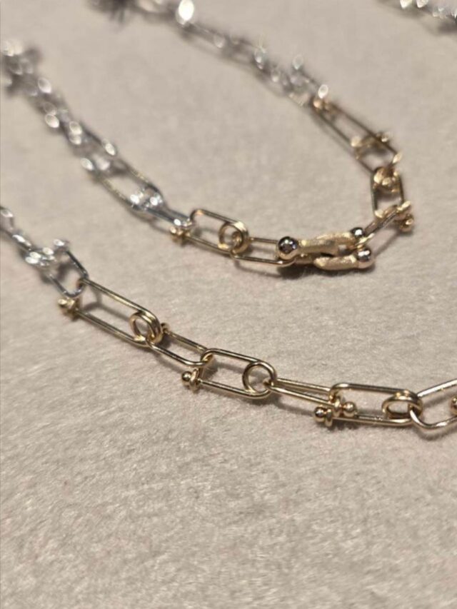 KAORU

人気アクセサリーブランド
『KAORU』

京都生まれのジュエリーブランド。
1999年にブランド設立。
デザイナーである中西薫が生まれ育った場所、京都にアトリエを構え、商品はアトリエで製作。
流行を追い求めず古き良きものにインスパイアされながら、独自の価値観で本当に身に着けたいジュエリーを提案。

🩵HEART🩵
0973-27-6103

#KAORU
#カオル
#アクセサリー
#京都
#日田市