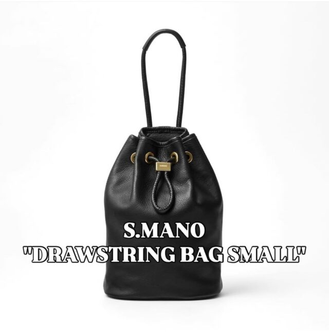 ♠️S.MANO♠️

ミニマルで実用的な"DRAWSTRING BAG
SMALL"が到着

DRAWSTRING BAG SMALLは、シンプルながらも存在感のあるデザインが魅力のドローストリングバッグです。

ミドルなサイズ感ながら、イタリア製クローム鞣しレザーを採用し、普段使いからトラベルまで幅広いシーンで活躍します。

開口部はドローストリング仕様で、素早く開閉が可能。そのため、さっと必要なアイテムを取り出すことができ、利便性も抜群です。

シンプルながらも上品な雰囲気、軽量で持ち運びやすく、気軽に使えるデイリーバッグとして最適です。

使用している革には高品質なクローム鞣しフィニッシュのイタリアンキップレザーを使用しており、傷や汚れに強い特性があります。

#smano
#エスマーノ

Thank you for shopping with me❣️
Real buy& wish list 🩵

#sasebo #nagasaki
#佐世保 長崎
r_saseboselectshop

〒857-0805
  長崎県佐世保市光月町1-18-1F
  R sasebo  tel 0956-59-7288

Mail  r-sasebo@remix-group.com