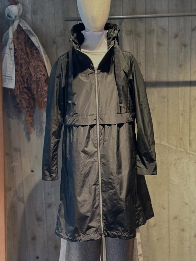 HERNO（ヘルノ）

フード付きスプリングコート入荷です。
光沢のあるタフタ生地を使用したフェミニンな
Aラインのライトアウターです 
フロントはダブルファスナー、サイドポケットを備えた
機能的でエレガントなデザインになってます✨

🩵HEART🩵
0973-27-6103

#heart
#remix
#春コート
#herno 
#日田市