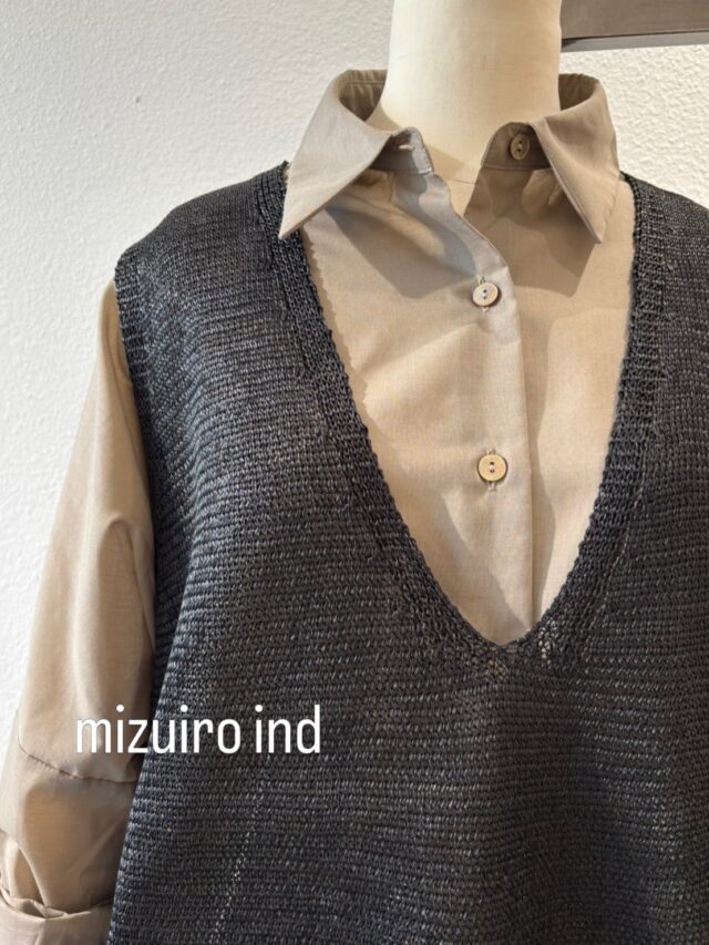 ▫️mizuiro ind ▫️

▶︎ワイドVネックベスト
テープヤーンの編み方がリネンライクな雰囲気を演出した1枚。

通気性がよく春夏の重ね着にお勧めのアイテムです。ヒップの隠れる丈感でゆったりとしたサイズ感が特徴。
Vネックも開きがありインナー見えのするデザインで、シアー感もあり清涼感を感じていただけます。

税込¥13,860

▶︎T/Cシアーワイドシャツ

しわになりづらくややハリのある素材を使用したT/Cシアーワイドシャツです。
やや丸みのあるシルエットを表現。ヒップが隠れ、ゆったりと着用していただくデザインで、シンプルなmizuiro indらしい1枚となっています。
透け感があるのでベーシックな中に透明感も感じていただけます。サラッとした素材なので着心地のよさを感じていただけるシャツです。

税込¥15,180