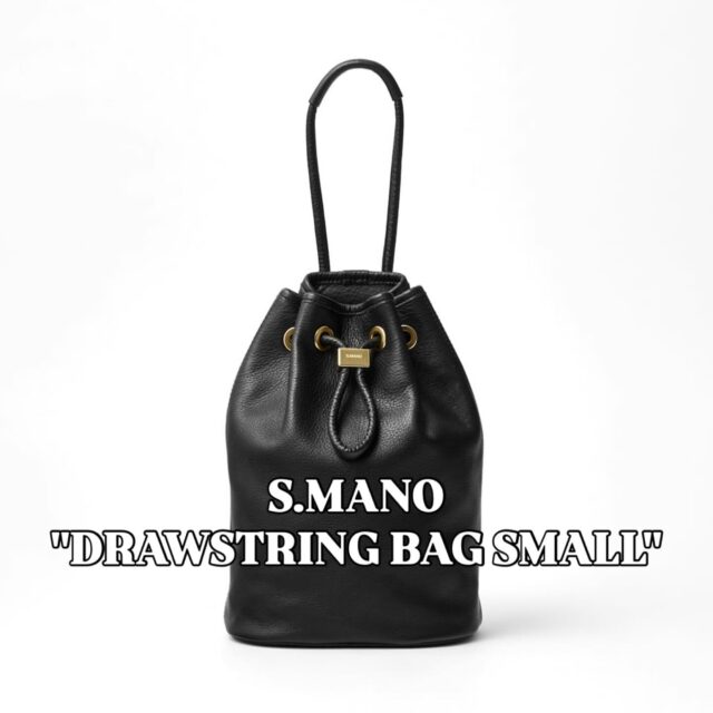 ◀︎S.MANO▶︎

S.MANOからミニマルで実用的な"DRAWSTRING BAG SMALL"が到着👜

DRAWSTRING BAG SMALLは、シンプルながらも存在感のあるデザインが魅力のドローストリングバッグです。ミドルなサイズ感ながら、イタリア製クローム鞣しレザーを採用し、普段使いからトラベルまで幅広いシーンで活躍します。
開口部はドローストリング仕様で、素早く開閉が可能。そのため、さっと必要なアイテムを取り出すことができ、利便性も抜群です。シンプルながらも上品な雰囲気、軽量で持ち運びやすく、気軽に使えるデイリーバッグとして最適です。使用している革には高品質なクローム鞣しフィニッシュのイタリアンキップレザーを使用しており、傷や汚れに強い特性があります。

#smano
#エスマーノ
#bag
#巾着

自然な素材感に仕上げることで、カジュアルながらもスタイリッシュな印象を与えます。
サイズ感は、W190 x H280 x D150mmとコンパクトですが、意外と収納力があり、日常の必需品をしっかり収納することができます。お出かけの際には、必ず持っていたいアイテムです。
どんなスタイルにもマッチするデザインは、男女問わず幅広い層に人気♪
少量入荷のためぜひお早めに✨

#remix リミックス 大原参道リミックスビル
大分 日田 セレクトショップ
instafashion

@remix_homme 
@landmark_1f
@r_sasebo_remix 
@r_sasebo_remix_2
@r_sasebo_marina