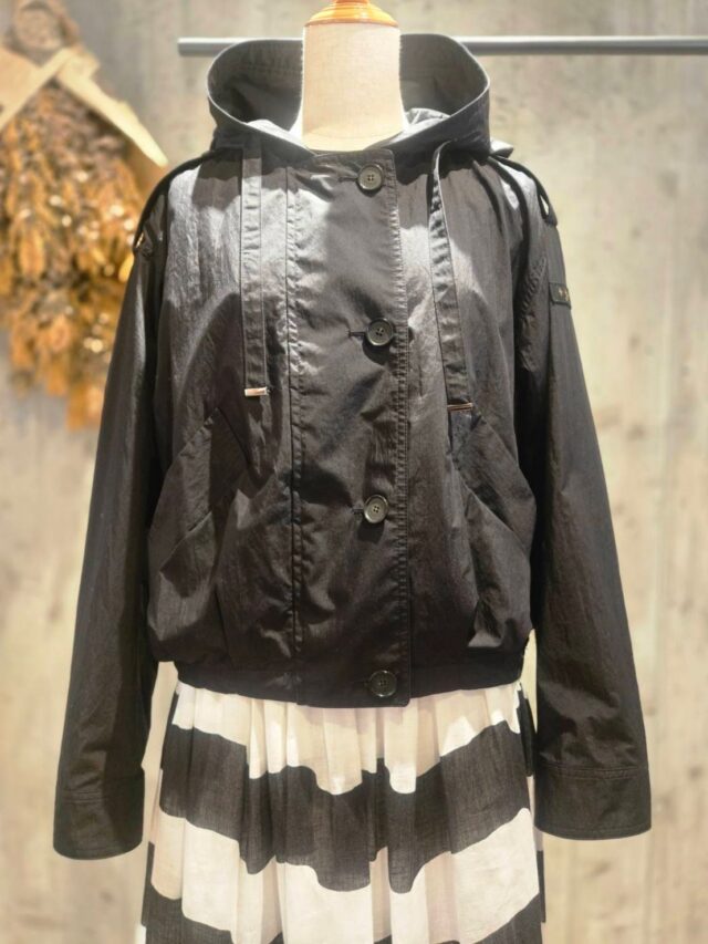 ★TATRAS★

残りわずか‼️
肌寒い春先の羽織りにおすすめブルゾン❤️

GIUTURNA (ジュトゥルナ )
前立てに水牛調のボタンが並んだカジュアルなショートブルゾン。
ナチュラルな風合い、程よい光沢感が特徴の綿ナイロンを使用した、高密度タイプライター生地で仕立てました。
手作業で揉み込み加工を施すことで、自然なシワ感も表現しています。
フードには共布の太幅テープをあしらい、デザインのアクセントに。
肩のエポレットや腰の大きなポケットなど、ディテールワークにも注目したい一着です。

color  black
¥110000(税込)

🩵HEART🩵
0973-27-6103

#TATRAS
#タトラス
#ブルゾン
#HEART
#日田市