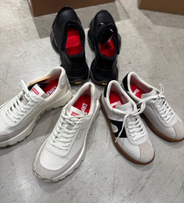 ▫️カンペール▫️

大人気シューズブランドカンペールのスニーカーが入荷しました♪

▶︎ナチュラルな雰囲気のシンプルスニーカー
「PELOTAS SOLLER(ペロータス ソイエル)」は、
アイコンのペロータスファミリーの中でも最もシンプルでリラックスしたシリーズです。
マヨルカ島の小さな村からインスピレーションを得た名前を持つこのスニーカーは、
最小限の材料で作られた通年履けるスニーカーで、誠実でスローな地中海のライフスタイルを象徴しています。
そのミニマルなデザインは、アウトソールのボールデザインがペロータスの美学を継承しており、
カジュアルからスポーティなスタイルまで、さまざまな表情を演出してくれます。
柔らかく通気性に優れたレザーアッパー、グリップ力を高めるラバーアウトソール、
クッション性と快適性を高めるリサイクルオーソライトインソールを備えた日常使いにぴったりな一足です。

25300円

▶︎KARST 2 

今シーズン、現代的なデザインと高度なパフォーマンスで開発した
新世代の「KARST2(カースト2)」が登場しました。
これまでの「カースト」のDNAに根ざしたこの最新モデルは、
自然にインスパイアされたパフォーマンス重視のデザインを具現化し、
優れた快適性と最高の耐久性を提供すます。「カースト2」の心臓部である
革新的なスーパークリティカルフォーム(超臨界発砲)のミッドソールは、やわらかくで軽量で、かつ優れた反発性と弾力性を提供することで快適性を高め、一歩ごとに最適なエネルギーリターンをもたらします。
効率的な衝撃吸収性により、素早いリカバリーと超軽快な感覚を実現し、
そのすべてがスムーズで楽な歩行と持続する快適性に貢献します。

「カ-スト2」はミッドソールだけにとどまらない並外れたグリップ力を備えています。 
また、汎用性の高いメリージェーンスタイルは、
レザーのアッパーと面ファスナーのストラップで簡単にフィットします。
ビブラム社製のアウトソールはグリップ力と耐摩耗性に優れ、
アッパーにはソフトな素材を使用し、快適な履き心地を実現しています。

35200円

▶︎DRIFT TRAIL(ドリフト トレイル)」は、カンペールのアイコンである「ドリフト」を技術的に進化させ、
性能、品質、耐久性をさらに向上させたモデルです。
トレイルランニングにインスパイアされたネーミングと、
70年代のクラシックなランニングシューズに通じるヴィンテージデザインは、
カジュアルな日常使いに最適なパートナーとなるようにデザインされています。今シーズンの「ドリフト トレイル」は、ナチュラルから明るい季節のトーンまで、遊び心に溢れたアウトソールカラーを含む、
新しいスタイルとリフレッシュされたスタイルを揃えています。

柔軟性に優れた製法とテクニカルなVibram®(ヴィブラム)ラバーアウトソールが特徴で、
カンペールの象徴的なブリッジの形をしたスタッズがグリップ力を高め、
つま先から踵までを覆うラバーは、足をしっかり保護してくれます。
長時間のクッション性と快適性を提供するOrthoLite®(オーソライト)リサイクルインソールを備えています。

27500円

各1足づつの入荷ですので気になりましたらお早めにどうぞ🩷

ランドマークwomen‘s
 0973-25-6050