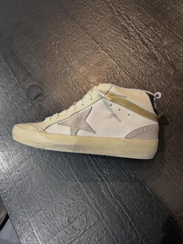 ♠️GOLDEN GOOSE♠️

MIDSTAR(ミッドスター)
英国風スタイルのブローグデザイン取り入れたエレガンスなモデル。

ゴールデングースのスニーカーはハンドメイドで作られるため一点ごとに仕上がりが異なり、特殊なユーズド加工によって個性が与えられた、ひとつとして同じものがない「一点もの」としてあります。

カジュアルでありながら、エレガントな一面を備えたストリートスタイルのモデル。

独特の加工や仕上げにより、Golden Gooseならではのスタイルが全面に表れています。

Thank you for shopping with me❣️
Real buy& wish list 🩵

#sasebo #nagasaki
#佐世保 #長崎
#r_saseboselectshop
アールサセボ 
服 ファッション sasebo5bangai

〒857-0805
  長崎県佐世保市光月町1-18-1F
  R sasebo  tel 0956-59-7288

Mail  r-sasebo@remix-group.com