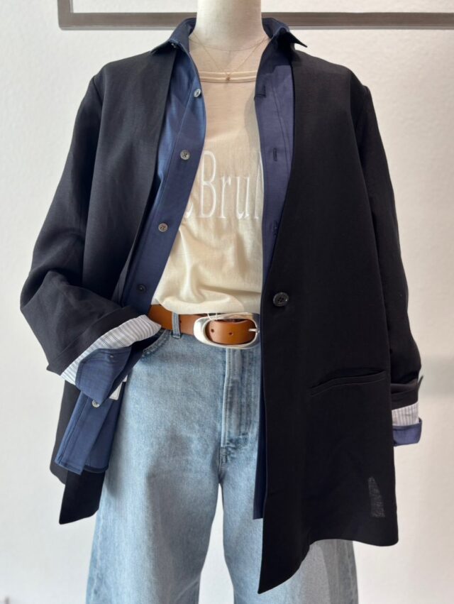 ▫️Audrey and John wad▫️

これからの季節に活躍するリネンジャケット。
シンプルなデザインでどんなボトムとも相性◎

ノーカラーデザインとヒップが隠れる長めの丈がスタイリッシュな印象で、
きちんと感をプラスしたい時や冷房対策にもおすすめ！

春から夏、秋にかけてさらりと羽織れる麻素材。

袖の裏地はストライプで、
折り返した時にポイントになります♩

ブラック、ベージュ
税込¥28,600