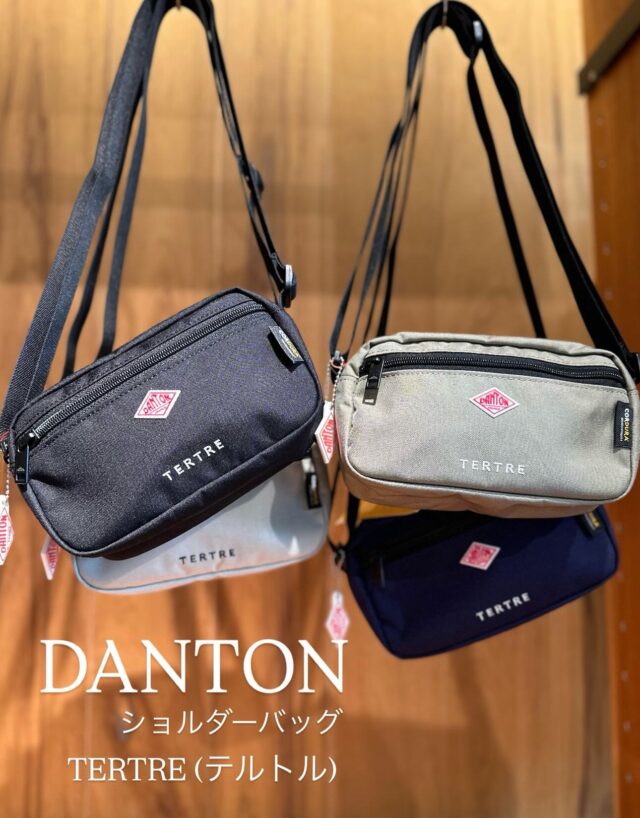 DATON

人気のショルダーバック入荷‼️

500デニールのコーデュラナイロンを使用したショルダーポーチ
軽さと強度を兼ね備えたデイリーユースに最適な生地です✨
収納がしやすいマチ幅のあるボックス型
フロントにファスナーポケット、内側にファスナー開閉のメッシュポケットを配備してます🙆

カラー:ブラック、グレージュ、ホワイト、パープル
¥7.000+税

#リミックス#日田セレクトショップ
#ダントン#ショルダーバック

ランドマーク店
📞0973-25-6050

オム店(メンズ)のインスタはこちら
☞@remix_homme