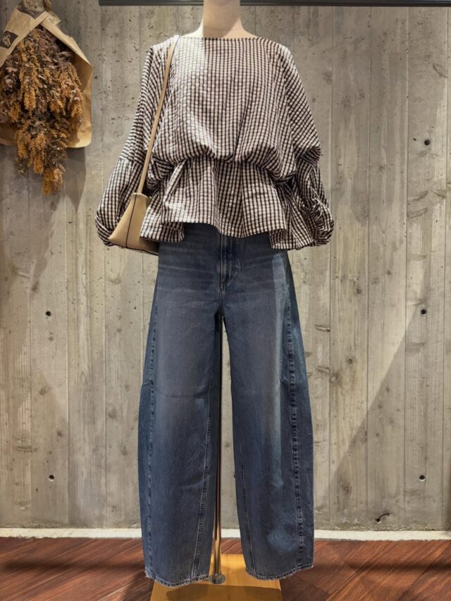 CEaRET 
Balloon Blouse

短めな丈感と、ボリュームのあるシルエットのデザインブラウス。

ブラック、ベージュはサテンのような上品な光沢のあるナイロン素材を使用。ナチュラルなシボ感と速乾性があり、驚くほどの軽さが特徴です。
チェックは、レーヨンの光沢感とギンガムチェックの凹凸感が特徴です。

バルーン仕様のボリュームあるブラウスは、ご家庭でのイージーケアも可能で、インナー裏地や、アジャストで調節可能なウエストゴムギャザーなど、裏側の仕様に拘ることで、安定したシルエットでストレスなくご着用頂けるアイテムです。

🩵HEART🩵
0973-27-6103

#cearet 
#シーレット 
#araara 
#ブラウスコーデ 
#HEART