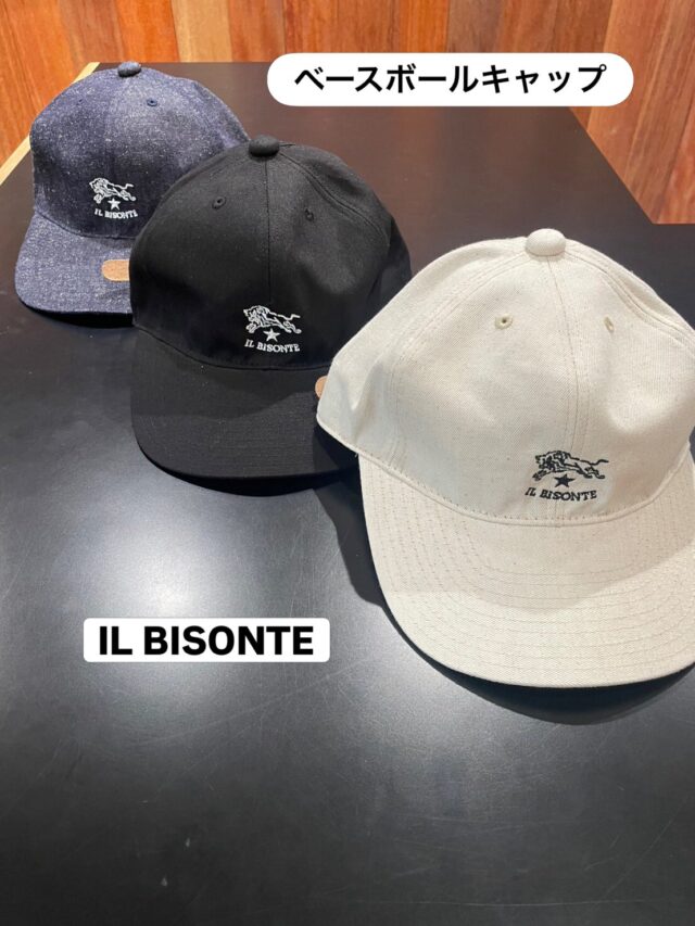 べースボールキャップ🦬🦬🦬🦬

フロントのブランドロゴマークの刺繍がデザインポイントのベースボールキャップ✨
ブランドの特徴でもある上質なレザーのバックベルトがおしゃれなデザインアクセント
コーディネートのアクセントになるアイテムです☝️

サイズ
S(57-58cm) / M(58-59cm)

実寸:	S(57-58cm)：内周47.5～63.5 高さ9 つば7.5
M(58-59cm)：内周48.5～64.5 高さ9 つば7.5

¥13750(税込)

LANDMARK 1F
0973-25-6050📞