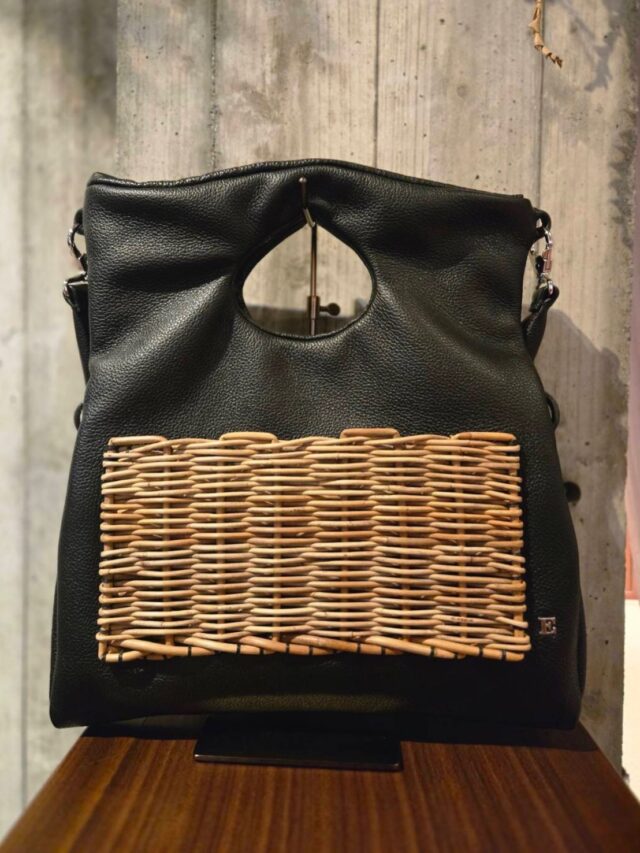 ebagos

newアイテム❤️

フニュシュリンク　SP クラッチ　
ショルダー、クラッチ、手持ち、斜め掛けとしてお使いいただけます。
中にはスマホ用の革でできたポケット。
持ち手は柔らかく、ポテッとした仕上がりで、マチがあるので長財布も入ります。 
color  black
¥86900(税込)

マルⅡ  カゴバッグ
コロンとした形が可愛い大容量のカゴバッグ。
中は軽くてしっかりしたナイロン生地使用です。
color  black
¥63800(税込)

フニュシュリンク　ボディバッグS
マロングラッセのようなコロンと丸みのある形。
愛らしいシルエットですが、甘くなり過ぎずカジュアルになり過ぎない、大人の佇まいを感じさせるショルダーバッグ。
color  sage  black
¥82500(税込)

🩵HEART🩵
0973-27-6103

#ebagos
#エバゴス
#カゴバッグ
#セレクトショップ
#heart