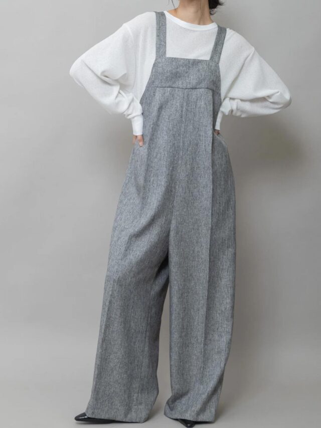 munich

【ウォッシャブル】【防シワ】ツイード調ツイルコンビネゾン

ツイードツイルの上品なタッチでキレイめに着られるコンビネゾン。
程良い肉感とハリ感のある素材がタックから繋がるセンタープレスを美しく見せ、胸下からほんのり広がる太過ぎないワイドシルエットが魅力。
共地で作った肩紐は後ろ脇の丸カンにラフに結んで長めに垂らしてアクセントに。
キレイめになり過ぎないバランスに仕上げました。

color  グレー、ブラウン
¥23100(税込)

🩵HEART🩵
0973-27-6103

#munich
#ミューニック
#サロペット
#オールインワン
#HEART