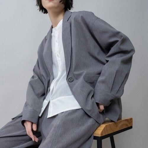 ▫️Munichミューニック▫️

【UVカット】【防シワ】【ウォッシャブル】

▶︎ストレッチサップジャケット

ボーイズライクやマニッシュな雰囲気に寄り過ぎないよう、
あえて身体から離れる横広シルエットを強くして羽織ったときの抜け感につなげました。

前あきはテーラードですが、後ろヨークに袖のカフス切替やタックなどのシャツディテールを加えて、
軽快な印象を与える肩の凝らないジャケットに仕上げています。
脇にはベント開きを入れて動きのあるデザインになっています。
大き目のパッチポケットもカジュアル感のあるポイントです。
カフス使いなので折り返したりたくし上げたりのアレンジがキマリやすく、
スタイリングしやすいアイテムです。
24200円

▶︎ストレッチサップバレルパンツ

ボリューム感のあるバレルシルエットのパンツです。
カーブをつけたバレルシルエットで裾に向かってテーパードがかっています。
華奢なサンダルとボリューミーなランニングシューズどちらにもマッチして異なる雰囲気の出せるパンツです。
表面感のある生地にのせることでカジュアルにもキレイ目にも着られるて日常使いに便利なアイテムです。

19800円

セットアップでの着用もカッコよく決まっておすすめです😊

ブラック、グレー、モカ

ランドマークwomen‘s
0973-25-6050