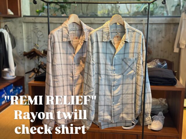 ◀︎REMI RELIEF▶︎

上品な落ち感と柔らかな風合いが魅力の「レーヨンツイルチェックシャツ」が到着✨

洗えるレーヨン素材を使用し、さらりとした肌触りと美しいドレープ感を実現。イージーケア性にも優れており、デイリーに気兼ねなく着用いただけます。
ヴィンテージライクなチェック柄をベースに、シンプルでありながら存在感のある一枚。胸ポケットや程よくゆとりを持たせたシルエットが、抜け感のあるスタイルを演出します。

#remirelief
#レミレリーフ
#チェックシャツ

軽やかで通気性のある素材感は、季節を問わず快適に着用可能。
シャツとしてはもちろん、羽織りとしても活躍し、カジュアルからきれいめまで幅広いスタイリングにマッチ♪

ぜひカラーが揃っているうちに✨

#remix #リミックス 大原参道リミックスビル
大分 日田 セレクトショップ
instafashion

@remix_homme 
@landmark_1f
@r_sasebo_remix 
@r_sasebo_remix_2
@r_sasebo_marina