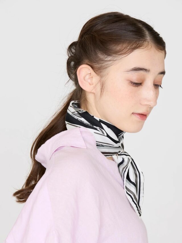 ▫️manipuri（マニプリ）▫️

▶︎シルクスカーフ65センチ

40〜60年代のヴィンテージ柄を現代的に昇華させた、日本を代表するスカーフブランドマニプリ。

熟練の職人による「手捺染（てなっせん）」と「手巻き」で仕上げられた高い品質が特徴です。 

12匁（もんめ）の綾織りシルクを使用しており、滑らかで美しい光沢が特徴です。
日本の職人が1枚ずつ手捺染で色を重ね、縁（ヘム）は手巻きでふっくらと仕上げられています。

65×65ｾﾝﾁの
最も汎用性の高いサイズ。首元に巻くほか、バッグのハンドルに巻き付けるのにも最適です。

15000円＋税

Lee掲載アイテムも今ならございますよ！
お早めに見にいらして下さいね♪

#マニプリ#Lee掲載