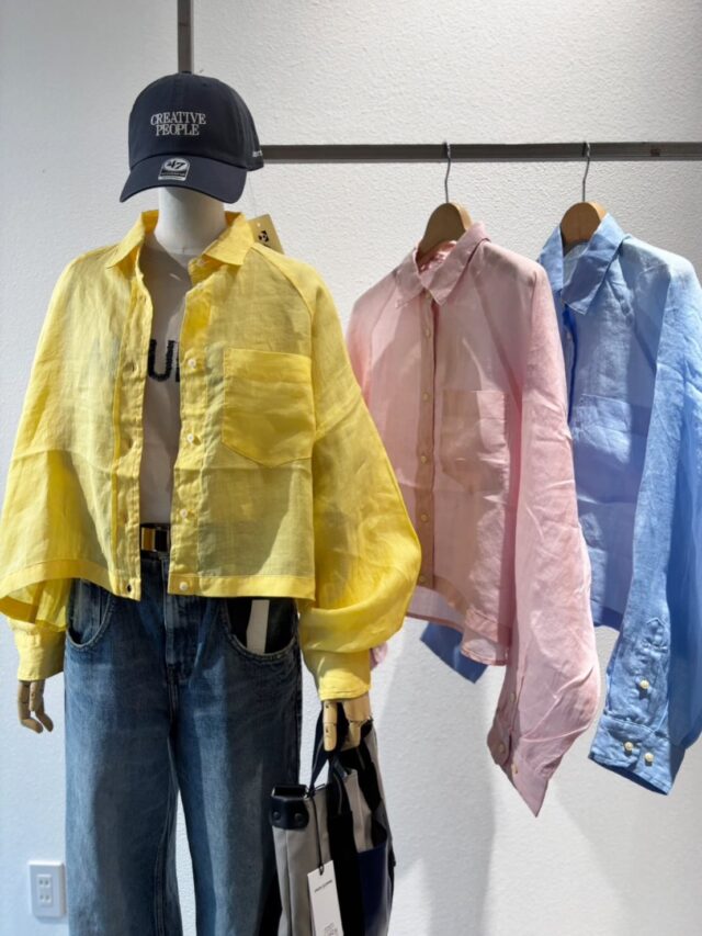 ▫️RED CARD TOKYO▫️
Dakota Mouse

人気モデル「Dakota」にデザイン性をプラスした「Dakota Mouse(ダコタ マウス)」が登場。

深く大きめのポケットディテールが特徴のアップデートモデルです。
シルエットやスタイル全体になじむようにバランスを調整。
プレーンなトップスとも相性抜群です。
独特のアタリ・シボ感・風合いが特徴の綿100％デニム地使用で、見た目のわりに、軽量で柔らかい素材感です✨

税込¥27,500

ーーーーーーーーー
▫️BLANC basque▫️
ラミー麻素材を使用した涼しげなシャツが明るいカラー展開で入荷しました！
シャリ感のある軽やかな風合いとナチュラルな透け感が特徴✨

短めの丈ですが前後差もあり、ボトムを選ばず、春から真夏まで着用いただけます。 
程よいルーズシルエットで、抜け感のある着こなしが楽しめる一枚です♩

税込¥19,800