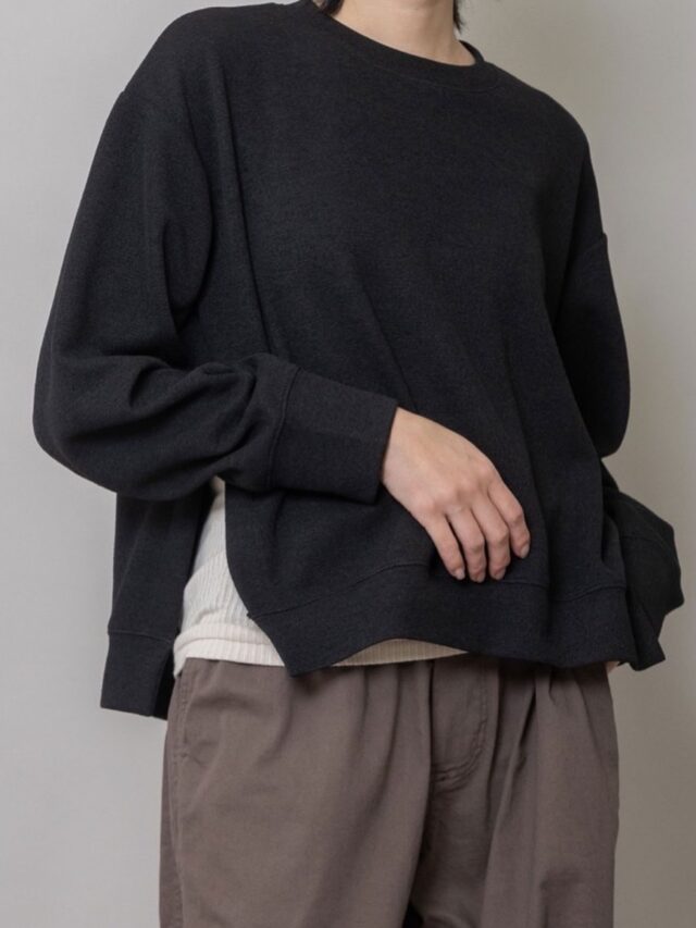 Munichミューニック

リネンのような奥行きと自然なムラ感のある表情を持つダブルフェイスジャージ。
リネン調のリサイクルポリエステルを使用し環境にも優しい素材で、シワも気になりずらいのが嬉しいポイント。
洗濯耐久性に優れているので、イージーケアで長く着用できます。
表面はブークレーのような表情を持ちつつ、裏面はフラットな肌触りで優しい着心地になっていて、肉感も程良くあるので幅広いアイテムにこなせます。

一枚でもさらっと着られますが、シャツ合わせのレイヤードなども出来る様、サイジングにも拘ったので、さまざまなスタイルに幅広く使える便利なアイテムです。

エクリュ、ブラック、ベージュ
15400円

ランドマークwomen’s
0973-25-6050