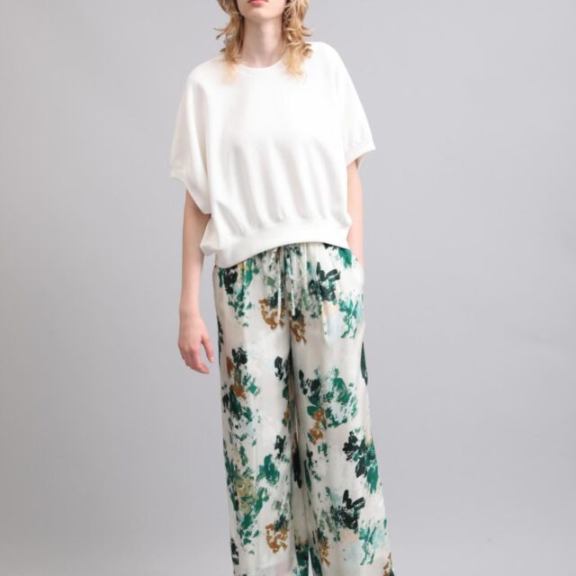 ▫️sacra サクラ▫️

ダブル組織のふっくらとしたハリのある風合いが特徴的な素材を使用したカットソートップ。
身頃続きのギャザースリーブから生まれる立体的なフォルムとクロップド丈が魅力。
ラウンドさせたヘムデザインもポイントの、存在感のある新鮮な一着です。

19800円

ランドマークwomen’s
0973-25-6050