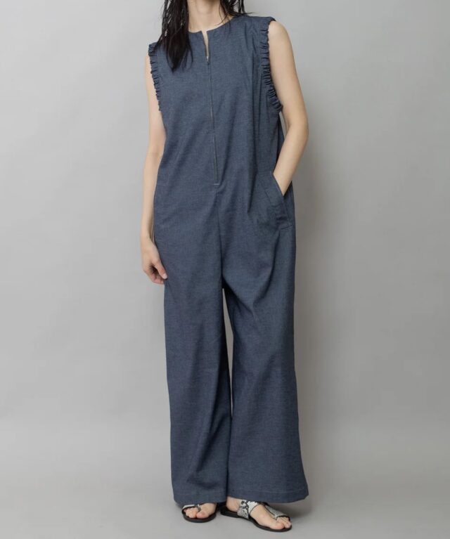 munich

【UVカット】【接触冷感】【速乾性】ヘンプシャンブレーコンビネゾン

リラックス感がありながらルーズ過ぎず、すっきり目のシルエットがスタイルアップ効果を期待させてくれるコンビネゾンです。
アームホールはゴムギャザーで切替えて女性らしいアクセントに。
着脱はフロントファスナーで開け気味に着てインナーをのぞかせるような着方もでき、春先なんかはジャケットを上から羽織る組み合わせもオススメです。

color  ネイビー、ブラック
¥26400(税込)

🩵HEART🩵
0973-27-6103

#munich
#ミューニック
#コンビネゾン
#サロペット
#heart