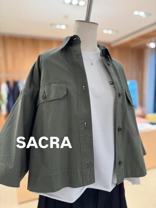 ▫️SACRA▫️
ハーフスリーブシャツジャケット

クロップド丈と肘まで隠れる6分袖が絶妙なバランス感で、
旬ムードを自然とアップ。
羽織りとして暑い時期まで長く活躍します♩

カーキ
税込¥42,900

#sacra #サクラ