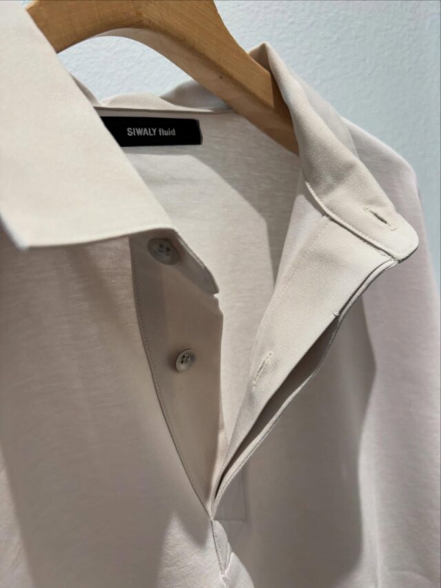 SIWALY fluid

肘の隠れるワイドラガーシャツ✨

身頃にはスーピマコットンを贅沢に使用し
接触冷感と紫外線防止機能があります！

襟にはハリと若干の光沢のある布帛素材を使用。
肘丈の袖口はドット釦で畳める仕様になっており
折り込んで着用頂くこともできます◎

ベージュ、ホワイト
税込¥19,800