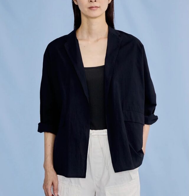 ▫️TICCA▫️

▶︎シャツジャケット 

シャツの軽やかさとジャケットの端正さを併せ持つTICCAの名品。
アームホールのない贅沢な一枚仕立てが生む、滑らかなドレープと立体感が魅力です。

タートルやカットソーの上にさらりと羽織るだけで、知的でクリーンなスタイルが完成します。
“羽織るだけで整う。TICCAが描く、静かなモード。”

コットン100%

サックス、ネイビー
¥31,900

#ticca#TICCA