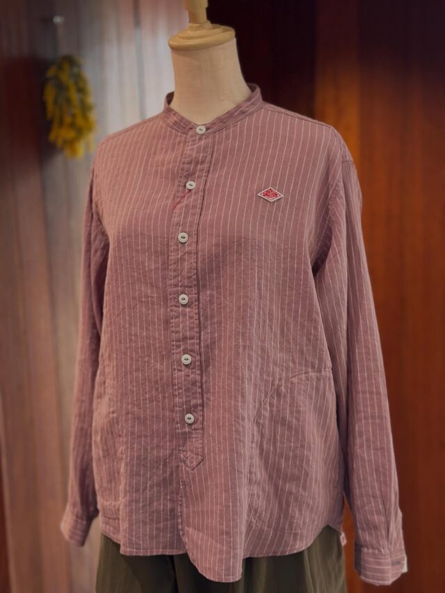 DANTON
リネンコットンストライプバンドカラーシャツ 
¥17.000+税

ミニマルなバンドカラーシャツ。首元をすっきりと見せるミニマルな佇まいに、胸元のロゴが控えめなアクセントを添えます。
前立て下から緩やかにカーブする「コン・オカ」仕様は、
見た目の柔らかさと着こなしの自由度を高める設計。
両サイドのラウンドポケットが程よいワーク感を加え、
適度にゆとりを持たせたシルエット✨

日差しの強くなるこれからは、日除けとして羽織りでも✨

メンズサイズもあります！

レディースサイズ:36.38
メンズサイズ:40.42

リネン素材のシャツは人気商品です🧡

#バンドカラーシャツ#日田セレクトショップ
#ダントン#シャツ#リネンシャツ

ランドマーク店
📞0973-25-6050

オム店(メンズ)のインスタはこちら
☞@remix_homme