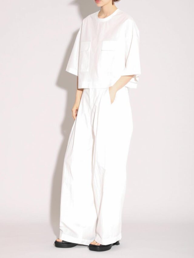 SACRA

H.COUNT COTTON TUMBLE CROPPED TOP

Tシャツ型のミニマルなデザインながらクロップド丈と肘まで隠れるハーフスリーブの絶妙なバランスが魅力。
衿ぐりのみカットソー素材を使用した異素材合わせと胸元のパッチポケットがポイント。

color  offwhite、black
¥28600(税込)

🩵HEART🩵
0973-27-6103

#SACRA
#サクラ
#heart
#セレクトショップ
#日田市