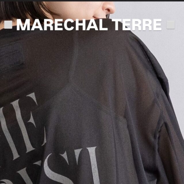 ▫️MARECHAL TERRE▫️
▶︎シアーロゴTシャツ
¥13,200税込

天竺×シアー素材をジョイントしたオーバーサイズロゴトップス
バックプリントがクールな印象を演出
胸元にさりげないワンポイント、シアー素材の背中には大きくメッセージロゴをプリントしたデザインTシャツ。
肩の落ちたリラックスラインと程よい身幅が、大人の余裕を感じさせるシルエット。
すとんと落ちるラインで、着心地はラクなのにすっきり見えます。
デイリーに使いやすい軽さと肌触りで、ロングシーズン活躍。
1枚でも、ジャケットやカーディガンのインナーにも使える万能アイテムです。
後ろ姿まで、抜かりない、こなれたスタイルが完成します。

ランドマークwomen‘s
0973-25-6050