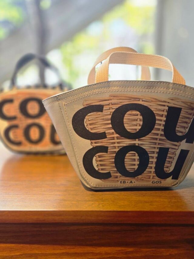 ebagos

coucou(クークー)シリーズ

フランス語でカジュアルな挨拶「クークー」をカゴにプリントしたシリーズです。

coucou トートバッグ
シルバー　¥41800(税込)
ギンガム　¥39600(税込)

coucou ペンケース
シルバー、ホワイト
¥20900(税込)

🩵HEART🩵
0973-27-6103

#ebagos
#エバゴス
#ペンケース
#バッグ
#heart