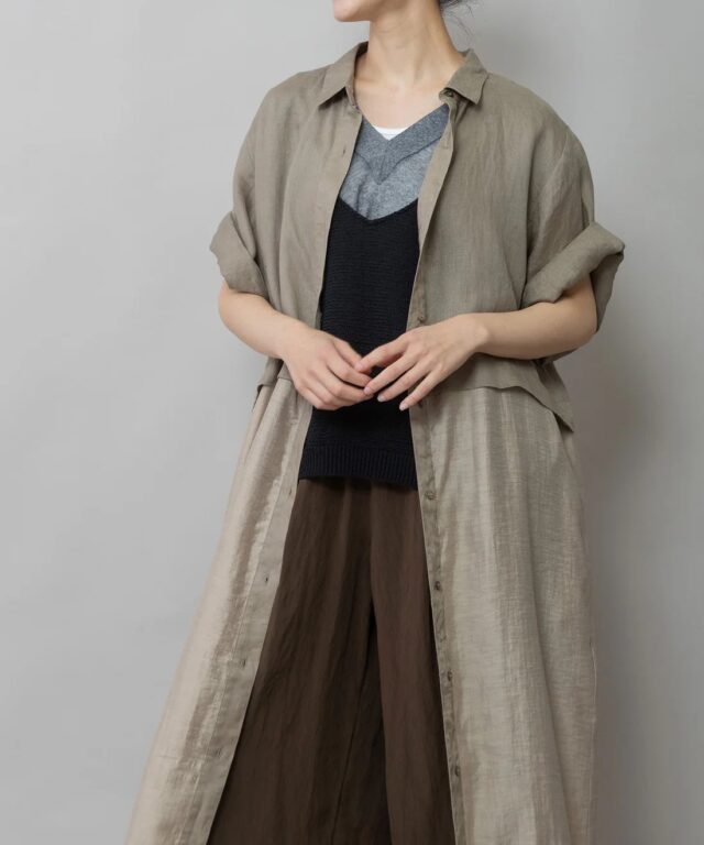 munich

◆ロング羽織としても使えるシンプル過ぎない素材切替えシャツドレス◆

フレンチリネン×シアーローンドッキングシャツワンピース

上身頃と下身頃で切り替えて異素材を組み合わせたワンピースです。
下身頃はほんのりシアーで光沢感のある素材を使用することで軽やかな印象に。
シルエットは全体的にゆったりと着られるサイズに設定し、裾のストレッチコードを絞ってブラウジングすると女性らしいふんわりとした雰囲気にこなせます。長すぎない丈感でワンピースとしてはもちろん、パンツと合わせたスタイリングや羽織としても使えるアイテムです。

color  darkbeige、black
¥24200(税込)

🩵HEART🩵
0973-27-6103

#munich
#ミューニック
#シャツワンピース
#heart
#日田市