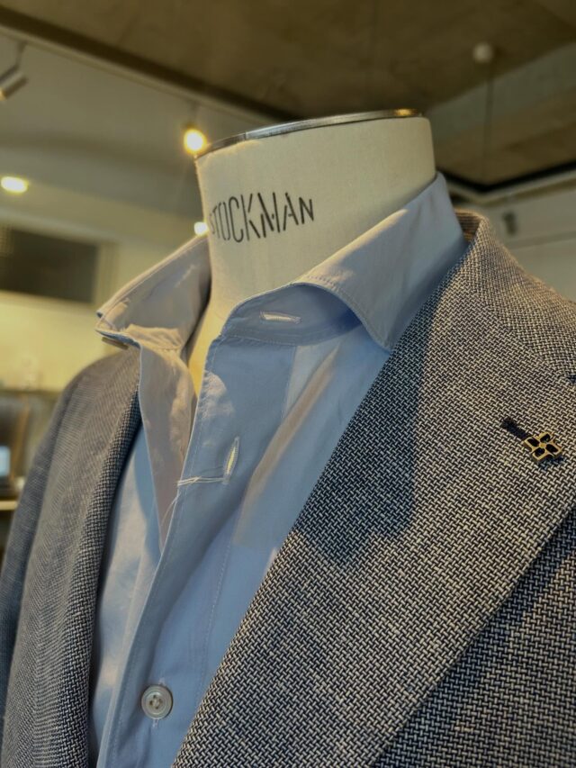 ♠️Finamore【フィナモレ】♠️

エレガントな襟型と細かいステッチが魅力のドレスシャツファクトリー"Finamore【フィナモレ】

PITTI UOMOにも出展し、近年は洗いをかけたカジュアルシャツが人気ですが、洗いをかけてなお上品さを失わないその完成度は、他に類を見ません。

フィナモレのシャツを身につけるということは、クチュリエ仕立てのシャツだけが伝えることのできる細やかな感性が作り出す世界との出会いでもあります。

着心地の良さにも定評があり、肩幅の狭いタイトフィッティングからは想像もできないほど動きやすく、フィット感に長けています。

この理由は、熟練したシャツ職人の手縫いによる、たっぷりとイセ込んだ肩と自然なカーブを描く立体的な袖付けにあります。

こういった繊細な手仕事は、老舗カミチェリアならでは。

１万円そこそこのカジュアルシャツでは、絶対にこのフィット感は出せないと思います。

Thank you for shopping with me❣️
Real buy& wish list 🩵

#sasebo #nagasaki
#佐世保 #長崎
#r_saseboselectshop
アールサセボ 
服 ファッション sasebo5bangai

〒857-0805
  長崎県佐世保市光月町1-18-1F
  R sasebo  tel 0956-59-7288

Mail  r-sasebo@remix-group.com