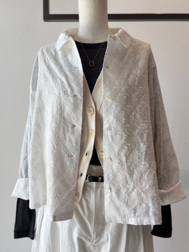 ▫️mizuiro ind ▫️
ジャカードロングスリーブシャツ

インド製の生地を使用していることで柔らかな肌触りとジャカード柄のムードあるシャツに仕上げました。ヒップ上のすっきりとした丈と程よい身幅のシンプルなデザインが特徴です。

ブラック、ホワイト
税込¥19,800

⬇︎ coordinate ⬇︎

vest：#demylee 
tops：#macphee 
pants：#sacra 
accessory：#kaoru