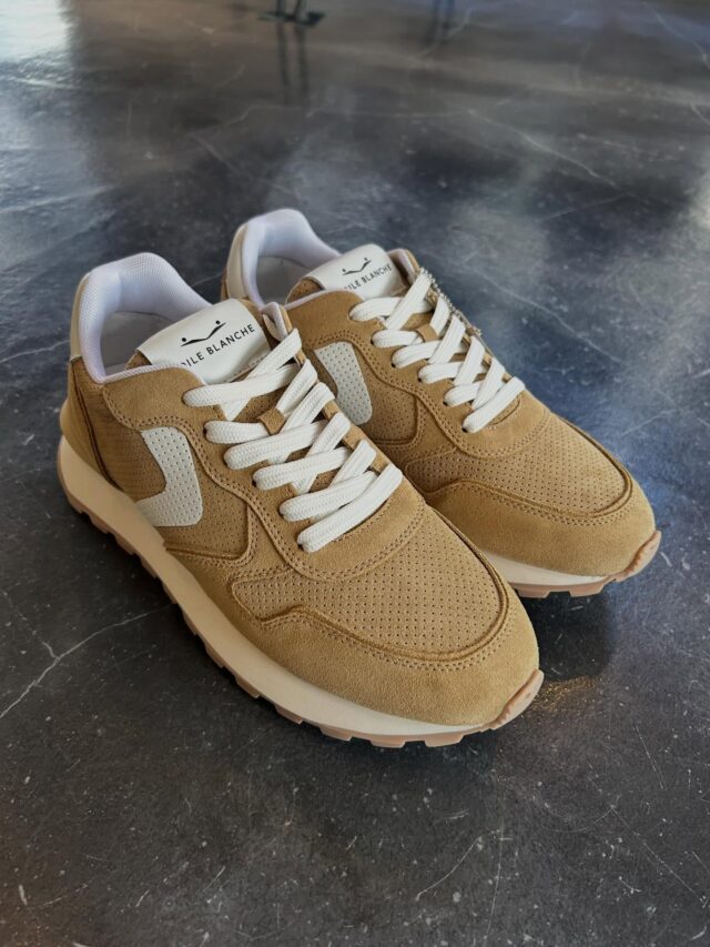 ♠️VOILE BLANCHE♠️

PARIS RACE

上質なイタリアンカーフのパンチングレザーとスエードを組み合わせたモデル。

ラストのデザインはランニングシューズから着想を得ており履き心地の良いスマートな作りになっている。

また厚みのある5cmのボリューム感あるミッドソールとグリップ力の機能的なアウトソールを搭載している。

ヒールカップにあるスポイラーのデザインがアクセントになったモデル。

Thank you for shopping with me❣️
Real buy& wish list 🩵

#sasebo #nagasaki
#佐世保 #長崎
#r_saseboselectshop
アールサセボ 
服 ファッション sasebo5bangai

〒857-0805
  長崎県佐世保市光月町1-18-1F
  R sasebo  tel 0956-59-7288

Mail  r-sasebo@remix-group.com