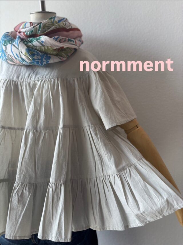 ✨✨✨NEWブランド✨✨✨
▫️normmentノーメント ▫️

▶︎コットンティアードブラウス
風通しの良い薄手のコットン生地のブラウス。
ふんわりと広がるシルエットとティアードが可愛い❤️
フリル部分を大きめに施すことで、程よい甘い雰囲気に仕上がっています。

どの方向から見ても美しい立体的なフレアシルエットが特徴のティアードブラウス。
透け感のあるエアリーなアイテムです。

17,600円

▫️▫️▫️▫️▫️▫️▫️normment(ノーメント)▫️▫️▫️▫️▫️▫️▫️▫️▫️

「日常を自然体で過ごす心地良さ」をコンセプトに、日常とのつながりを見つめ、時代の変化に寄り添うスタンダードな物作りを行うブランド。normmentとは『norm=スタンダード』を『-ment=動詞』と合わせ、『状態』などを表す名詞とした造語。 しなやかに空気を含むコンフォートなスタイルで、着る人が「心地良さ」を感じられるコンフォートなスタイルを提案しています。

#リミックス日田#日田服屋#セレクトショップ日田