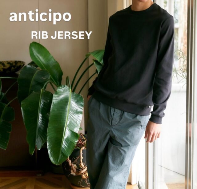 ◀︎anticipo▶︎

anticipoから新素材が到着致しました🎶
1枚でも大人顔のカットソーです✨

ややゆったり感のあるシルエットに対し、袖と裾のリブでメリハリ感のあるバランスに仕立てたロングスリーブクルーネックTシャツ。首回りには、綺麗にエレガントに映るよう細い二本針でバインドされ、リラックスした雰囲気の中にも気品を感じさせます。

#anticipo
#アンティーチポ
#カットソー

定番のネッビオーロスムースの袖裾口に使用しているリブ素材。しっかりとしながら心地よく、スウェット生地よりやや薄いゴワつかない厚みでシーズンレス。キックバックが良く、体系カバーにもなる仕立て映えする新素材❤︎

ぜひ、サイズが揃っているうちに✨

#セレクトショップ
#大分