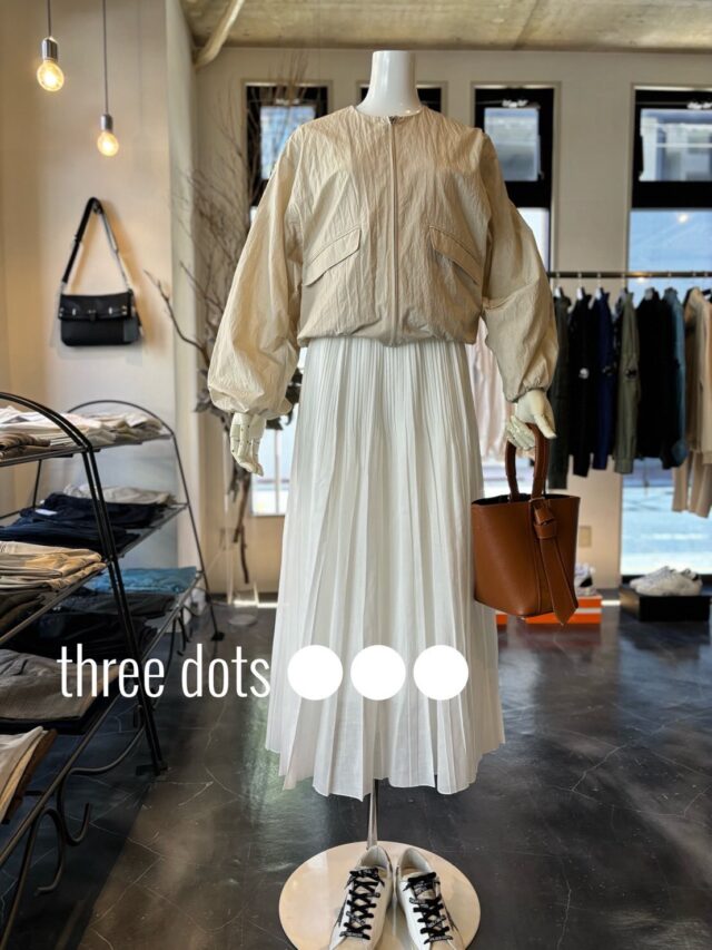 ▫️three dots●●● ▫️ 

サン ドライドクロス ジャケット

コットン素材にウォッシュ加工を施し天日で干した「SUN DRIED CLOTH」。

自然なシワ感と表情のある風合い、洗いざらしのようなラフな着心地です。

ハリと軽さを併せ持ち、着るほどに肌になじんでいきます。

MA-1風のジャケットは単品ではもちろん、ジレやMA-1風ジャケットと組み合わせでも着用可能。軽い素材なので暑くなってもカーディガンやシャツ代わりに活躍します。

ワッシャー加工ならではのシワ感は、気負わず着られるのも魅力です。

アイロンいらずで扱いやすく、デイリーからトラベル、オンオフを横断する汎用性を備えています。

quality：綿60%,ナイロン40%

Thank you for shopping with me❣️
Real buy& wish list 🩵

#sasebo #nagasaki
#佐世保 #長崎
#r_saseboselectshop
アールサセボ 
服 ファッション sasebo5bangai

〒857-0805
  長崎県佐世保市光月町1-18-1F
  R sasebo  tel 0956-59-7288

Mail  r-sasebo@remix-group.com