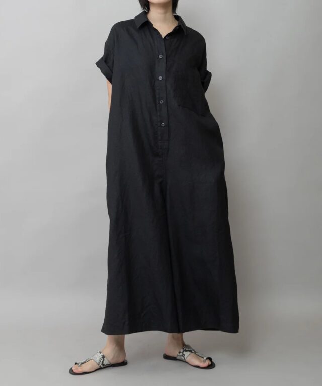 munich

人気アイテム✨コンビネゾン❤️

ほど良いハリ感のあるラミー素材で、身体のラインを拾わないルーズなシルエットに仕上げた涼しく快適なオールインワン。
ドカンとワイドなシルエットに対して敢えてフルレングスにせず、アンクル丈にしているのが抜け感のあるポイント。
裾に向かって幅を広げた様なシルエットになっています。
大き目のポケットや、ダブルステッチをあしらい、ジャンプスーツの様なほんのりワーク調な雰囲気も残しつつ、すっきりとした正統派なシャツカラーで、気負いなく着られます。
かなりワイドなシルエットですが、着ると案外すっきり見えるのがポイントです。
暑いシーズンは一枚でさらりと、サンダルやスニーカー合わせで、秋口には長袖のカットソーをレイヤードしてショートブーツと合わせてもバランスよく着こなせます。

color  black
¥26400(税込)

🩵HEART🩵
0973-27-6103

#munich
#ミューニック
#コンビネゾン
#サロペット
#オールインワン