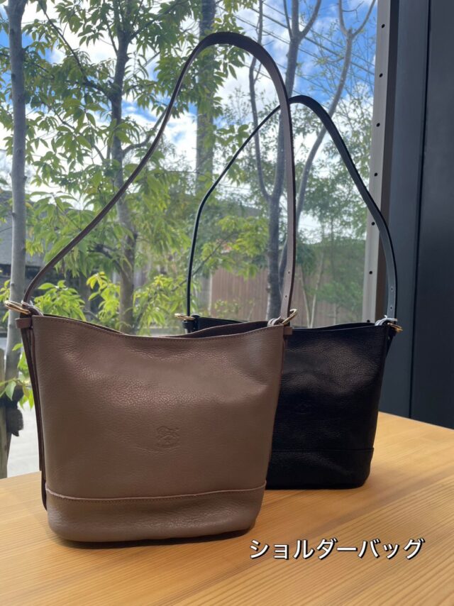 🦬ショルダーバッグ🦬

上質なレザーで仕立てたエレガントなムードのショルダーバッグ✨
マチが広く、お出かけに十分な収納力。スタイリングに合わせて長さ調整可能なストラップ✨
おしゃれなお出かけコーディネートが実現するアイテムです☝️

#セレクトショップ#ILBISONTE
#thenorthface#ノースフェイス
#purplelabelパープルレーベル

ランドマーク店
📞0973-25-6050

オム店(メンズ)のインスタはこちら
☞@remix_homme