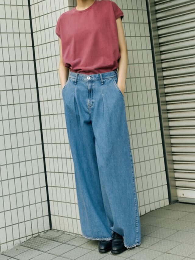 upper hights

upper hightsのタック入りミドルライズワイド「THE BLAIR（ザ ブレア）」
リヨセル混のため、通常のデニムよりも落ち感があり柔らかい「FEATHER JEANS」シリーズ
全体的にだぶっとしたバギーパンツで、生地に落ち感があるためタック部分もストンと下に落ち、スタイルが良く見えます。
素材は重厚感のあるシボ顔と相反して軽やかで柔らかいupper hightsオリジナル素材を採用。

color  feather seablue
¥ 29700(税込)

🩵HEART🩵
0973-27-6103

#upperhights
#アッパーハイツ
#デニム
#ワイドデニム
#heart