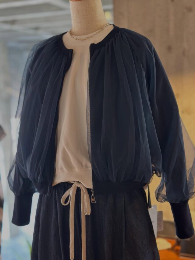 CEaRET

繊細なチュールを贅沢にドッキングさせたニットブルゾン 。
ニット素材には、毛羽を取り除いたハイツイストコットンを使用。
さらっとした肌触りが春夏にぴったりな素材です。
たっぷりとギャザーを寄せたチュールは、裾や袖口でドレスのようにふんわり軽く広がり、ニットと組み合わせた透け感が女性らしさを演出。羽織るだけで華やかな一着に✨
デイリーにはもちろんフォーマルにも活用でき、
様々なシーンで楽しんで頂けるアイテムです。