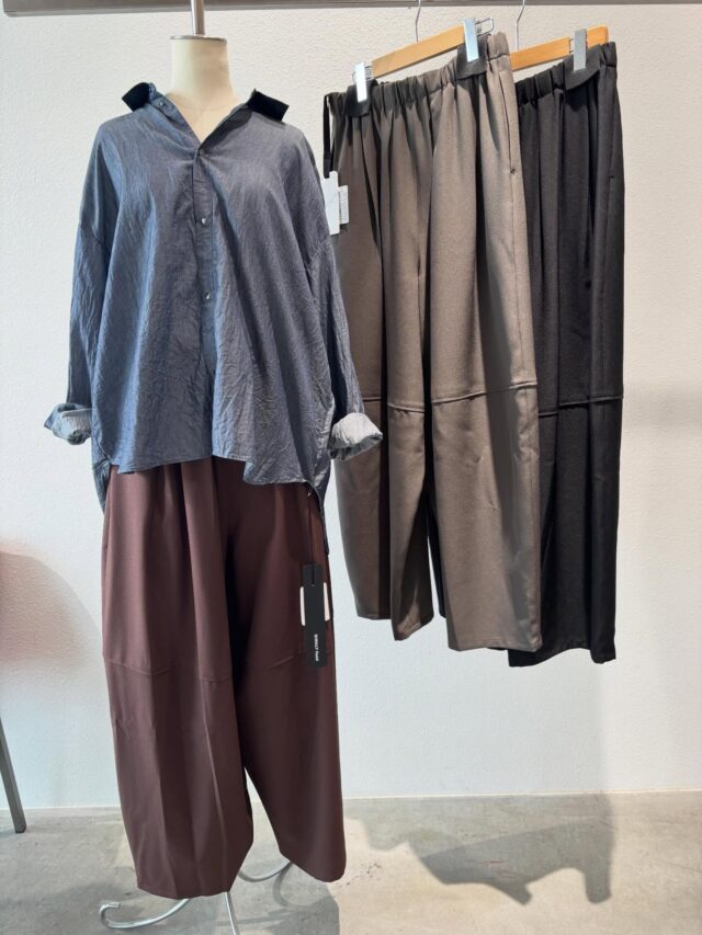 ▫️CEaRET FROM araara▫️

イージーにはけるコクーンシルエットのタックギャザーパンツ✨
素材には、ポリエステルのジョーゼット素材を使用。
軽く柔らかい為、美しいドレープが生まれ、ジョーゼット特有の細かいシボ感が特徴です。
ウエストにはぐるりゴムを施し、ハイウエストでもお腹の締め付けを軽減。

さらに計算された前後の細かいタックがお腹やヒップ周りをすっきりと見せ、
美しいシルエットに仕上げました。
切り替え部分でコクーンになっている特徴的なシルエットはどの角度から見ても美しく、
トップスをインしても、アウトにしても、どんなアイテムともバランス良く着用して頂けます。
ロングシーズン着用して頂けるアイテムです。

ダークブラウン、カーキ、ブラック
　
16000円＋税

✨LANDMARK✨
0973-25-6050